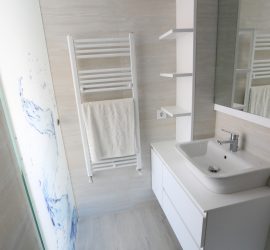 Puerta de vidrio con imagen translúcida para dejar pasar iluminación al aseo y diseño de Mobiliariario.